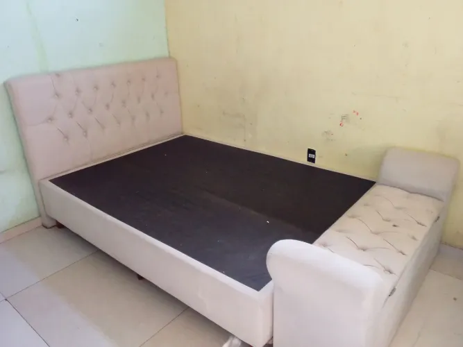 Cama casal marfim com cabeceira e baú