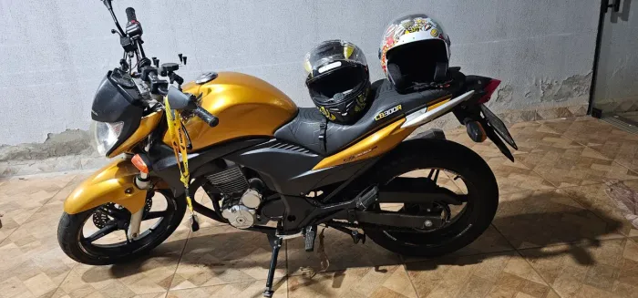 Honda CB300R Dourada 2009/2010 - Alarme, IPVA Pago + 2 Capacetes