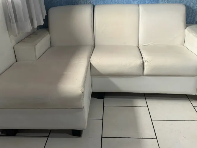 Sofá de couro e rack c/ suporte