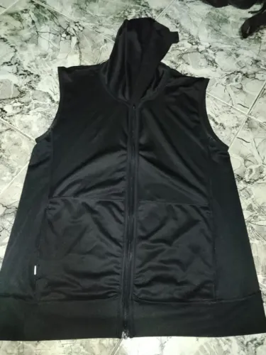 Colete Preto com Capuz - Lindo, Conservado e Barato!