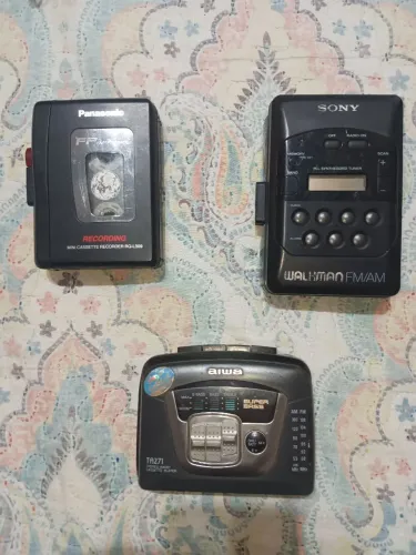 3 Aparelhos de som portáteis vintage, LEIA O ANÚNCIO