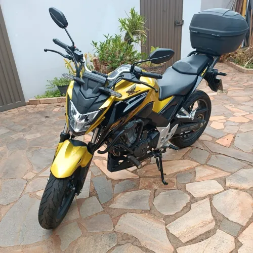 Honda Twister CB 300F ano 2024 cor dourada, freio ABS