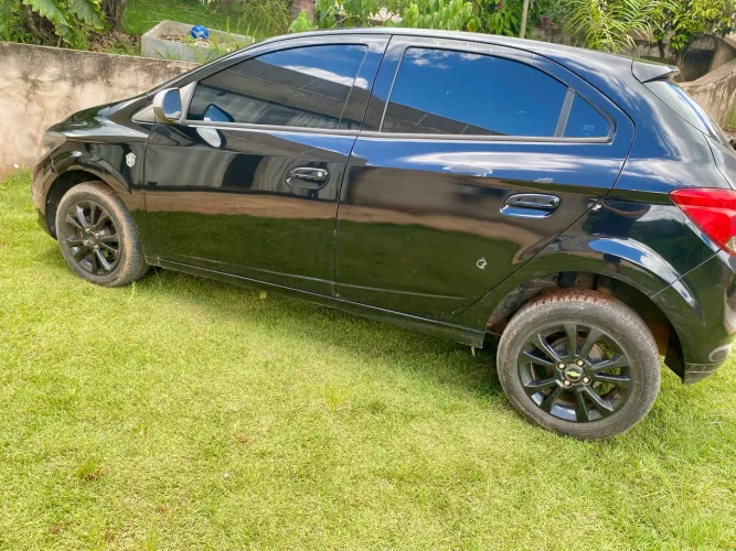 Chevrolet Onix Hatch Selecao 1.0 8V Flex Mec. 4P 2015