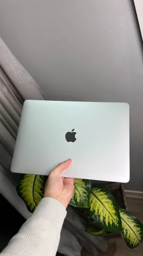 Macbook M1 8gb RAM 256 SSD 2020