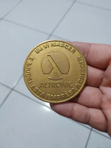 Medalha ou moeda comemorativa dourada da empresa Altronic