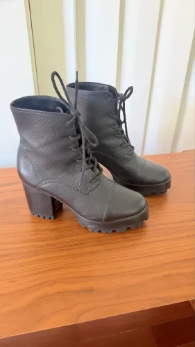 Bota preta com solado tratorado da Schutz tamanho 37