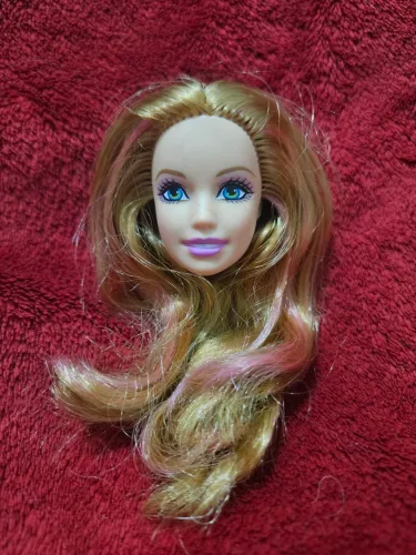 Cabeça de boneca barbie