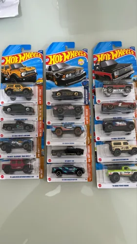 Lote com 15 miniaturas Hot Wheels lacradas