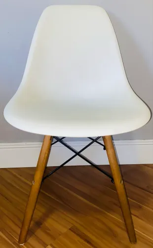 Cadeira Eames Eiffel Branca com Base em Madeira - Original Design, Usada