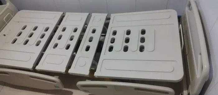 VENDO UMA CAMA HOSPITALAR ELETRICA NO.CONTROLE NOVA CONSERVADA