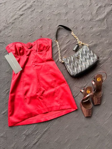 Vestido Bershka e bolsa Guess