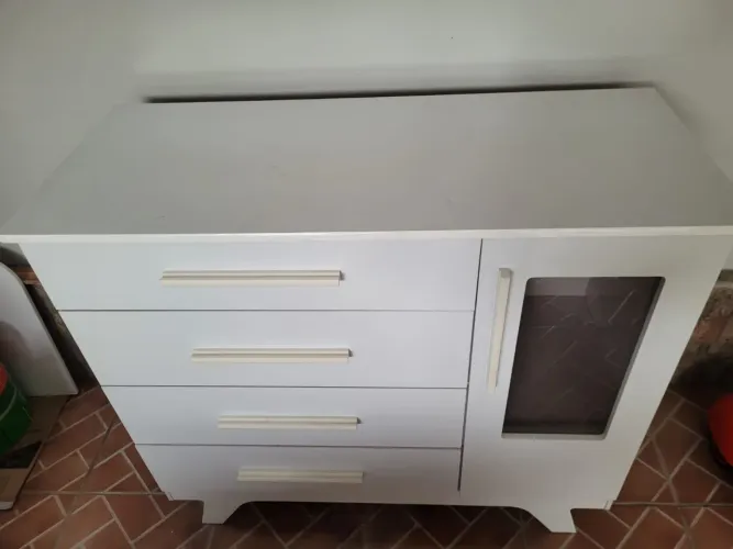 Cômoda Infantil Retrô Peroba em MDF Branco 4 Gavetas 1 Porta