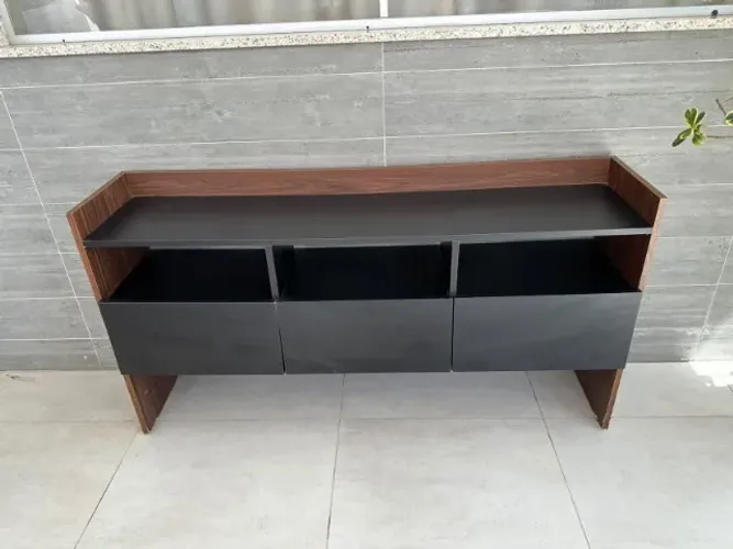 Rack para TV em Madeira e Preto - 3 Gavetas