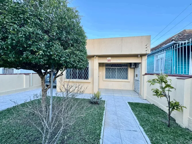 Casa 3 dormitórios e pátio para até 4 carros no Partenon