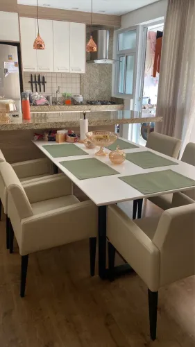 Jogo de jantar (mesa e 6 cadeiras)