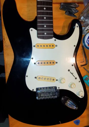 Guitarra Memphis stratocaster só falta corda 