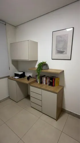 Conjunto de móveis para escritório - armários, gaveteiro e prateleira