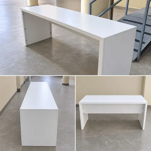 Vendo uma mesa de computador e uma estante para biblioteca