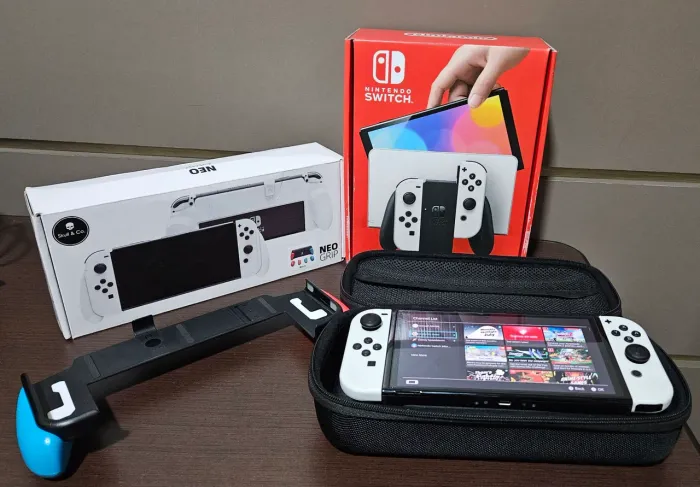 Nintendo Switch OLED + case e grip