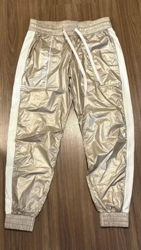 Calça Jogger Under Armour misty metalizada dourada e branca