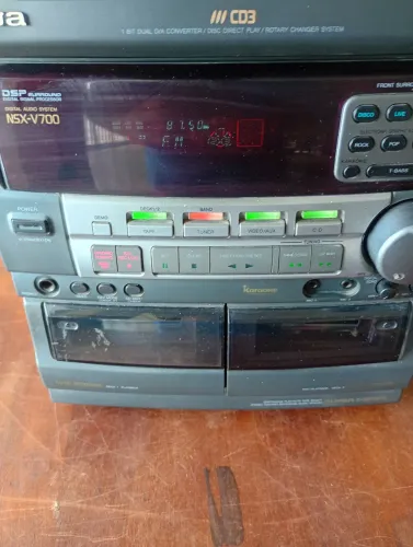 Aiwa modelo NSX-V700 funcionando rádio ler o anúncio 