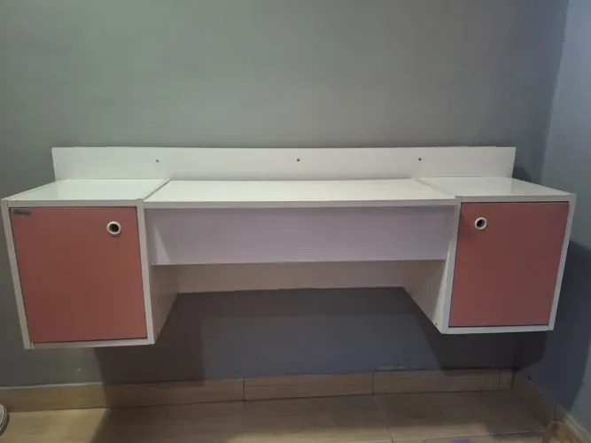 Penteadeira rosa e branco 