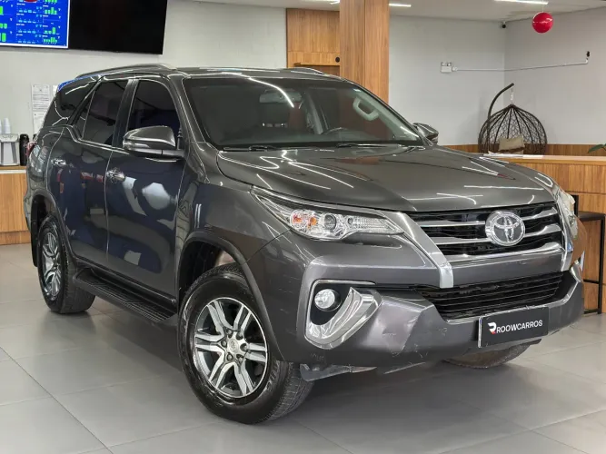 Toyota Hilux CD SRV ( 7 LUGARES )