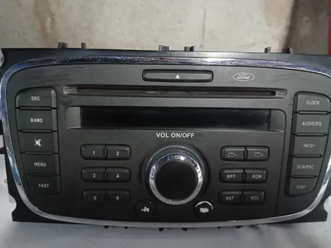 Rádio automotivo compatível com modelos como o Ford Ka, Ecosport dependendo do ano.