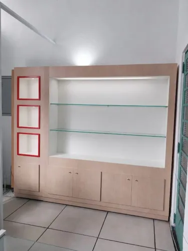 Balcão Expositor de Vidro e Madeira para Loja ou Escritório - Design Moderno
