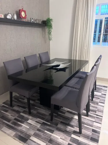 Mesa de jantar preta de madeira maciça 