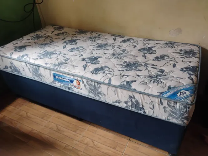 Cama box solteiro pouco usada