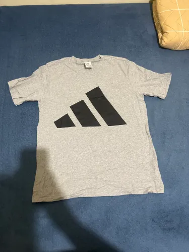 Camiseta Adidas cinza