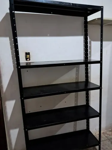 Estante de ferro