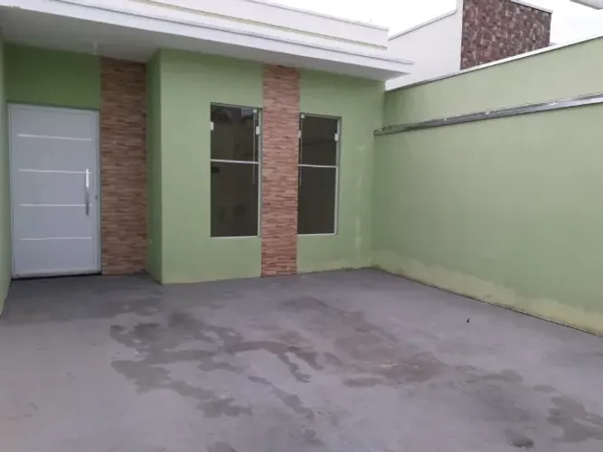 vedo casa 2 dormitorios, sendo um suite, cozinha, sala e aerea de serviço, garagem 2 carro