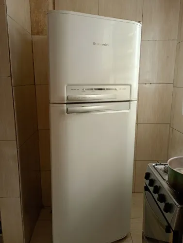 Geladeira branca Electrolux DF46 cerebrate -usada com um defeito pequeno