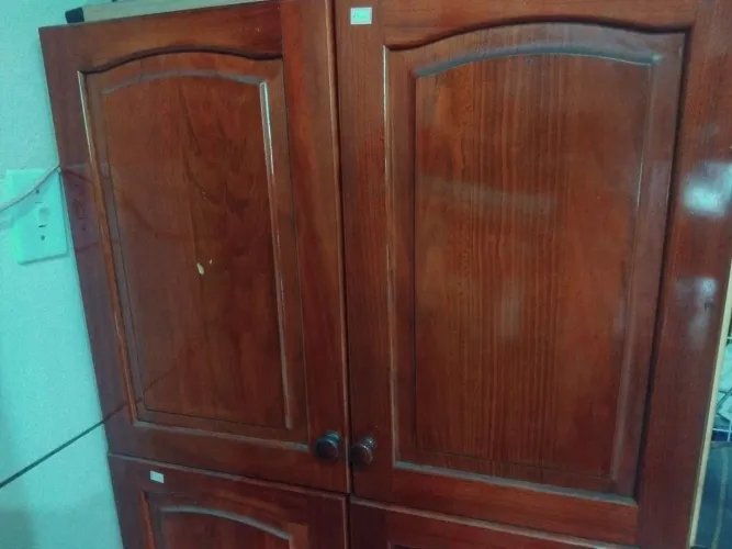 Armário de cozinha  porta de madeira maciça 