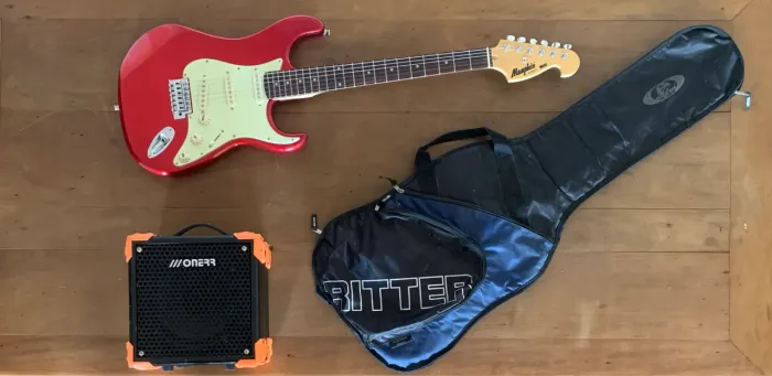 GUITARRA + AMPLIFICADOR + CAPA DE BRINDE 