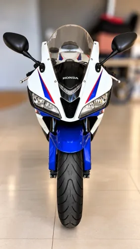 CBR 600 RR impecável.