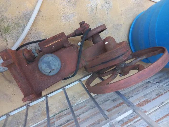 Bomba d'água antiga