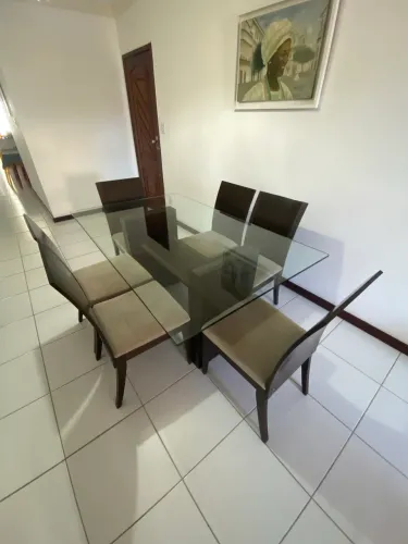 Mesa com seis cadeiras