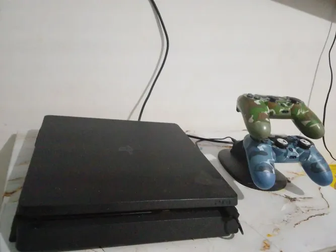 PS4 SLIM, 1TB SEMI NOVO COM ACESSÓRIOS! E JOGOS . ENTREGO EM TODO LITORAL SUL DE PE.