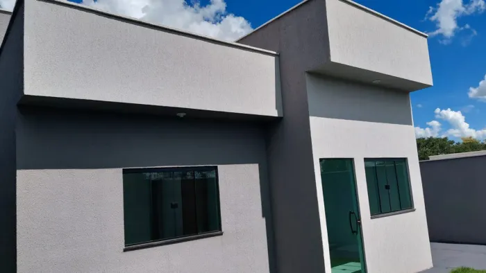 Casa nova com 2 quartos, sendo 1 suíte, e amplo lote | Aceita Financiamento
