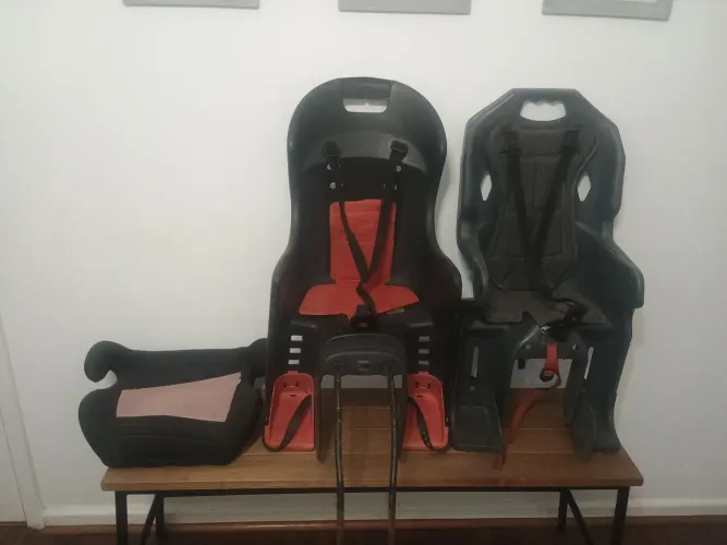 Vendo duas cadeirinhas infantis + assento infantil para carro, bom estado com marcas d uso