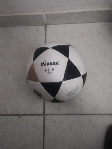 Bola de futevôlei Mikasa usada.