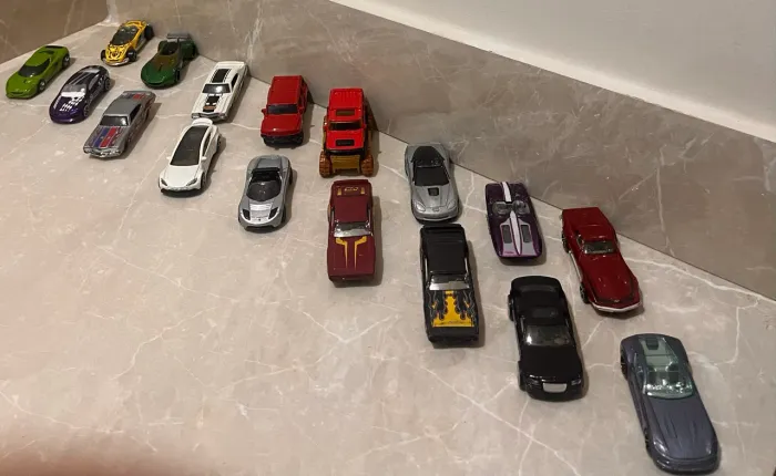 hot wheels carros reais 3corvettes, 2hummers, 4Chrysler, 2teslas, 3lotus, 2Buick, 1hyundai