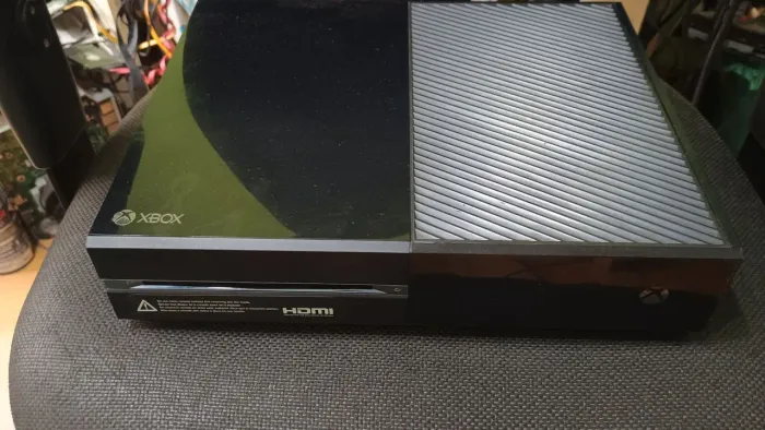 XBOX ONE FAT SEM FONTE E SEM CONTROLE PARA REPARO OU RETIRADA DE PEÇAS.