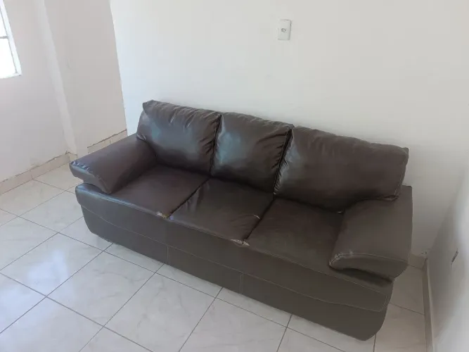 Sofá de couro 3 lugares e Rack