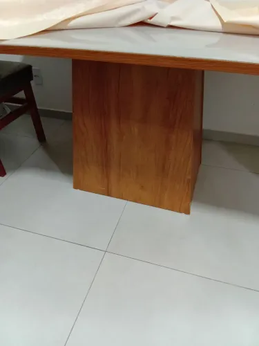 VENDO MESA COM 5 CADEIRAS 