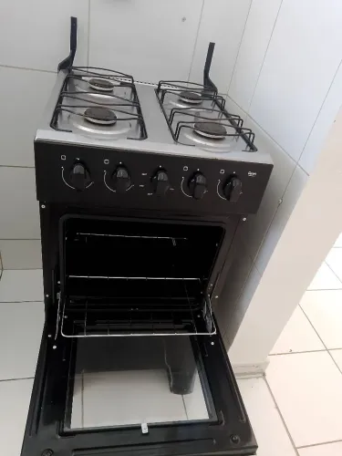 Fogão semi-novo 4 bocas mais o forno com tudo funcionando perfeitamente.