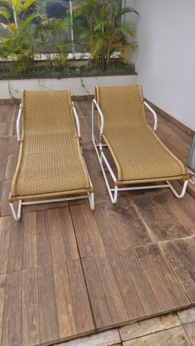 Duas espreguiçadeiras para piscina alto padrão, RIMA MÓVEIS, junco sintético, resistente
